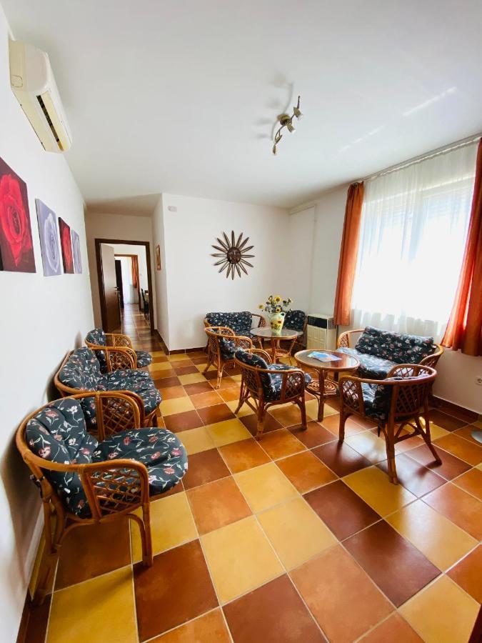 Gabi Lux Apartman Apartamento Hajdúszoboszló Exterior foto
